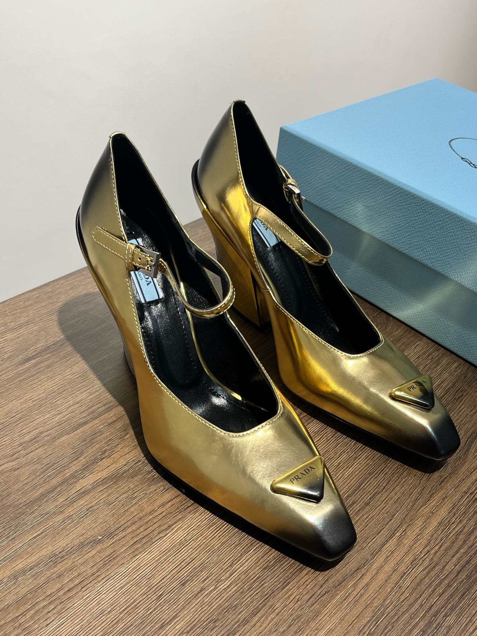 Prada Schoenen Hoge Hakken Zwart Goud Roze Kalfsleer Koeienhuid Echt leer