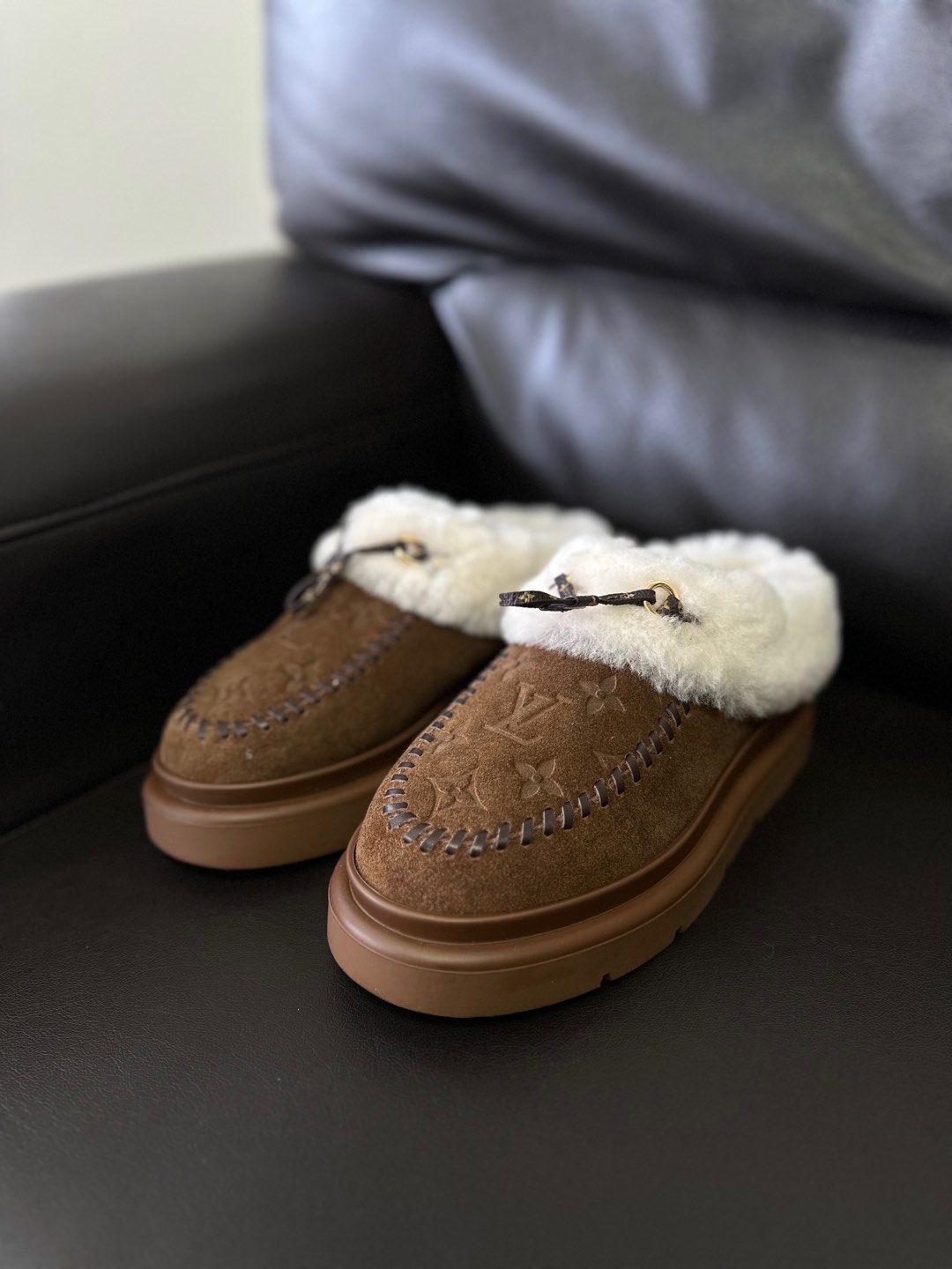 NO:678921,Lv fetal cow velvet snow boots original development with airplane box size 35-42 (40-42 customized) full size shot fetal cow high mercerized cow velvet/collar wool, lining real wool fabric/original outsole TPU injection, snow boots, louis vuitton, boots19860909Lv 胎牛绒雪地靴原版开发带飞机盒 尺码35-42（40-42定制）正码拍 胎牛高丝光牛绒/领口羊毛,内里垫脚真羊毛织布/原版大底TPU注胶,雪地靴,louis vuitton,boots,Women's Shoes