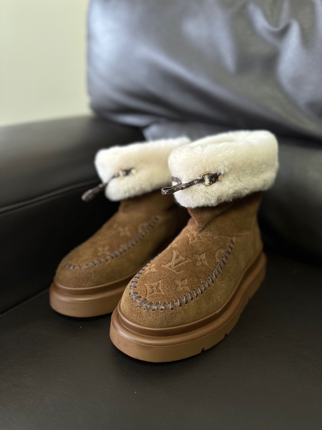 NO:678924,Lv fetal cow velvet snow boots original development with airplane box size 35-42 (40-42 customized) full size shot fetal cow high mercerized cow velvet/collar wool, lining real wool fabric/original outsole TPU injection, snow boots, louis vuitton, boots19860909Lv 胎牛绒雪地靴原版开发带飞机盒 尺码35-42（40-42定制）正码拍 胎牛高丝光牛绒/领口羊毛,内里垫脚真羊毛织布/原版大底TPU注胶,雪地靴,louis vuitton,boots,Women's Shoes