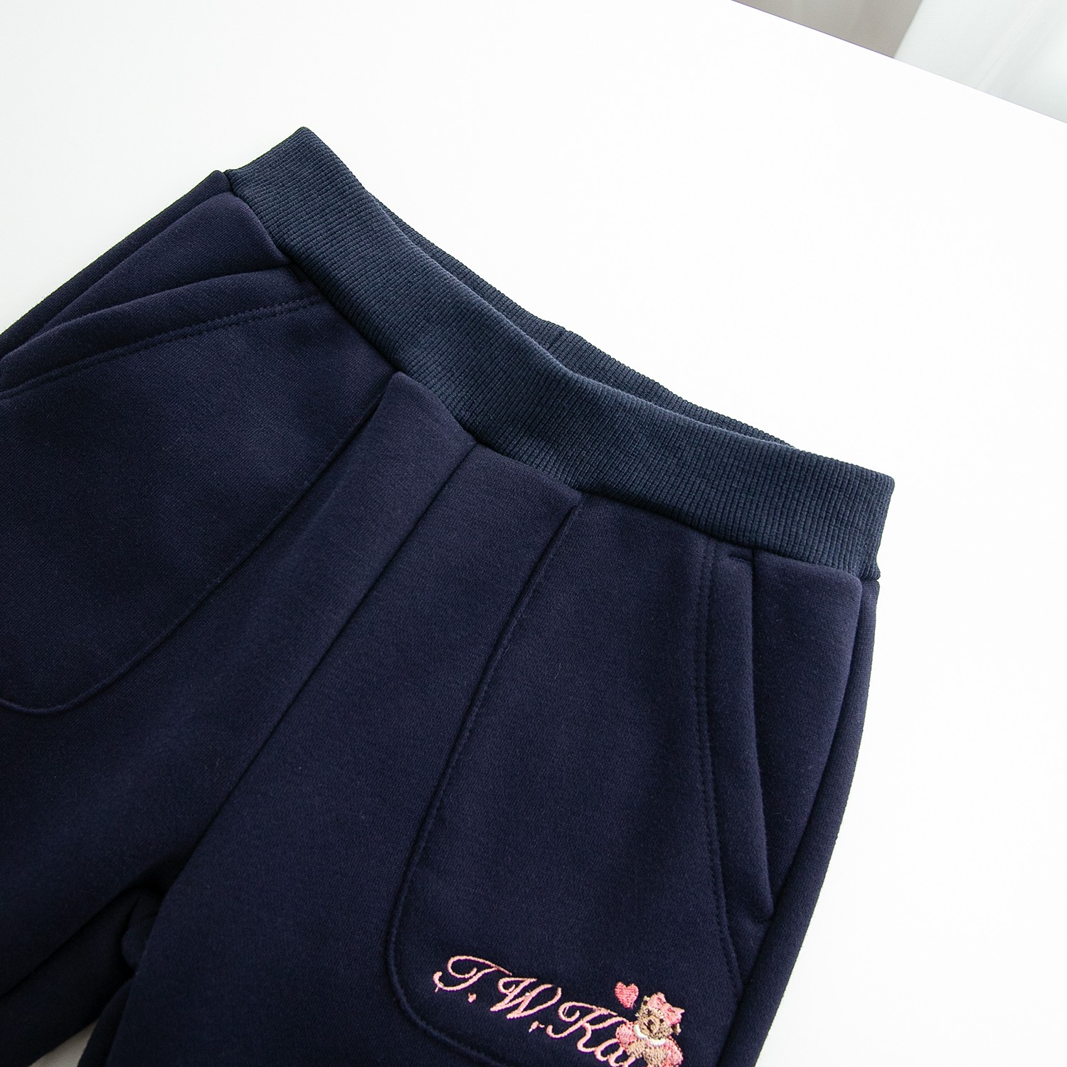 Winter 2024 Girls’ Velvet Sports Pants with Bear-Head Embroidery - 图片 2
