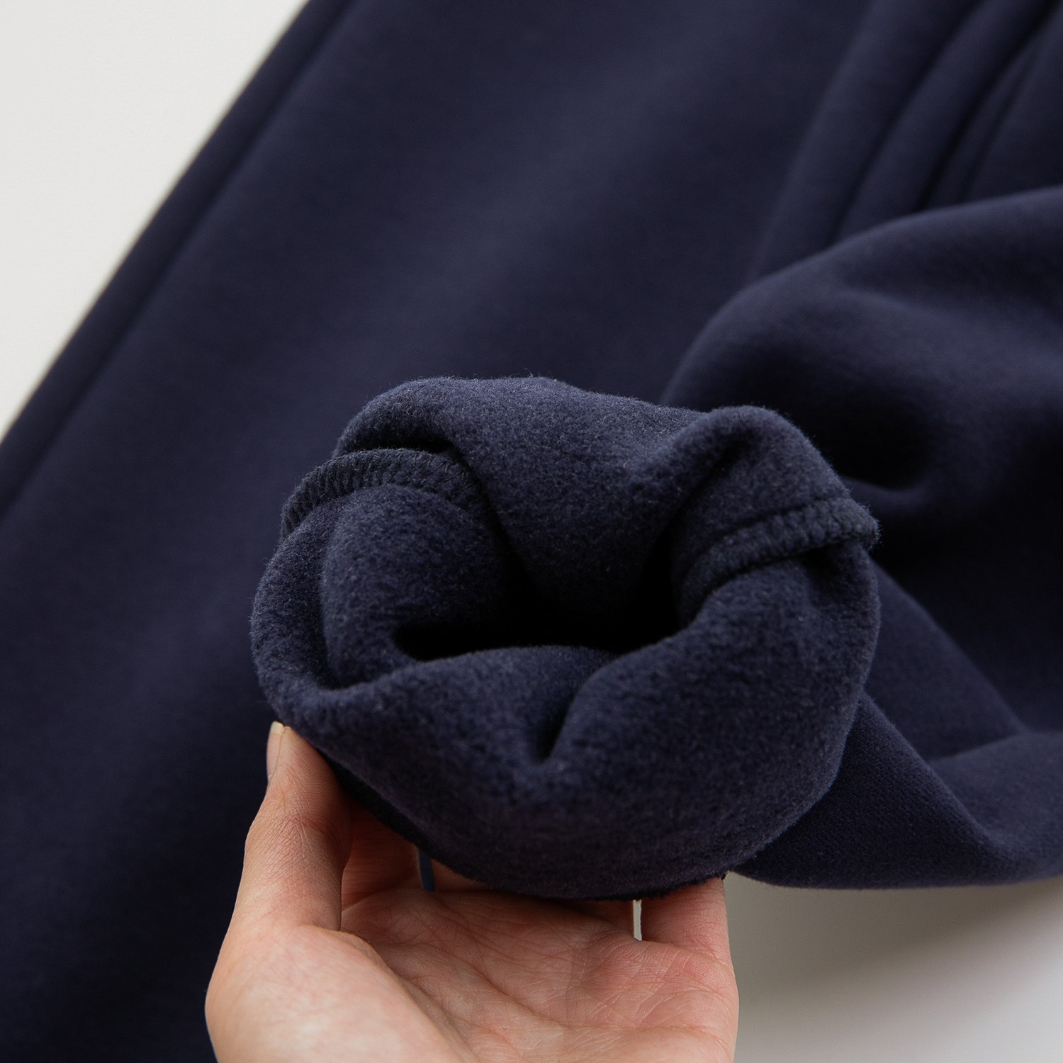 Winter 2024 Girls’ Velvet Sports Pants with Bear-Head Embroidery - 图片 7