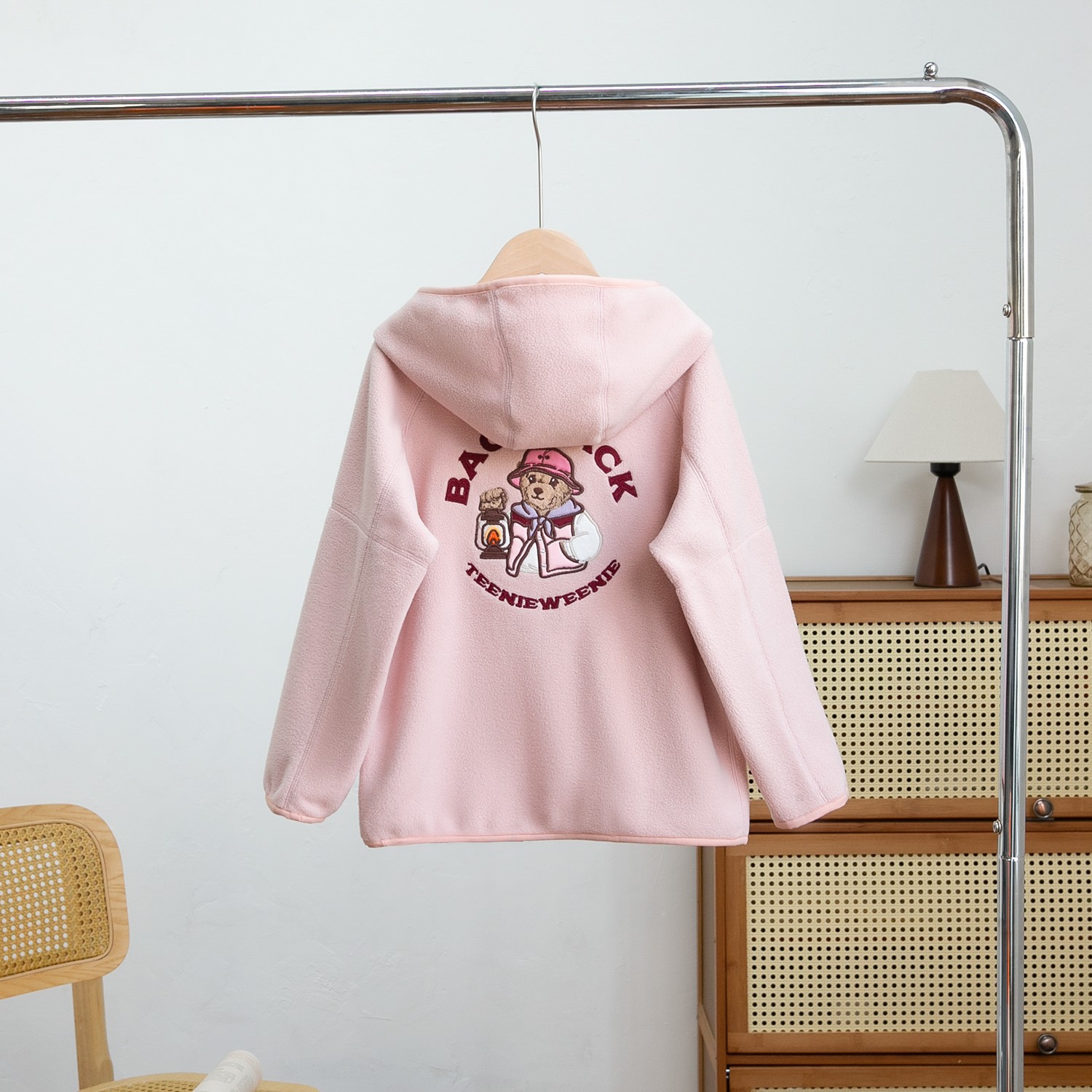 T.W. Cartoon Bear Boy & Girl’s Embroidered Velvet Jacket for Autumn 2024 - 图片 2