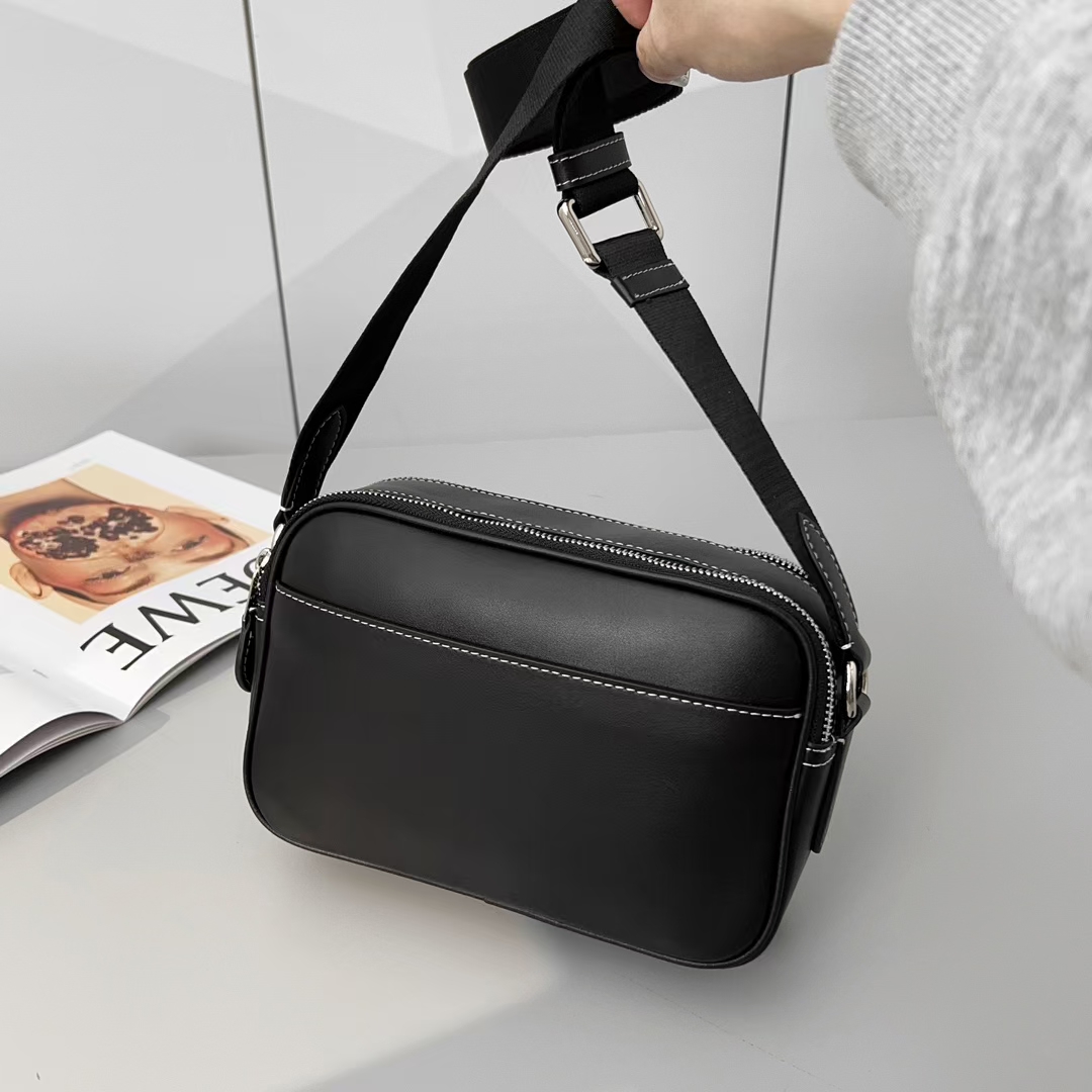 Coach COACH C 蔻驰2024新品 Graham男士相机包此款包采用的是人造革配牛皮革内置多功能袋 双拉链开合织物衬里 23cm(长)15cm(高)7cm宽