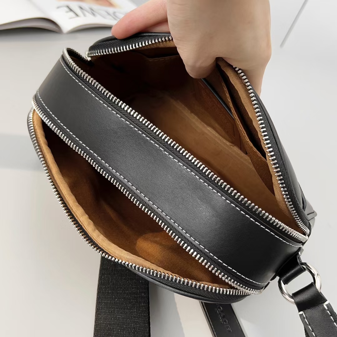 Coach COACH C 蔻驰2024新品 Graham男士相机包此款包采用的是人造革配牛皮革内置多功能袋 双拉链开合织物衬里 23cm(长)15cm(高)7cm宽