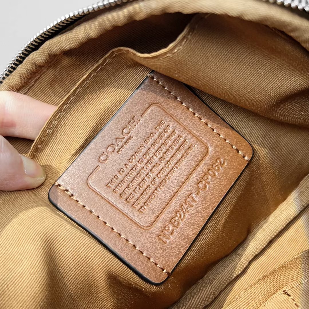 Coach COACH C 蔻驰2024新品 Graham男士相机包此款包采用的是人造革配牛皮革内置多功能袋 双拉链开合织物衬里 23cm(长)15cm(高)7cm宽