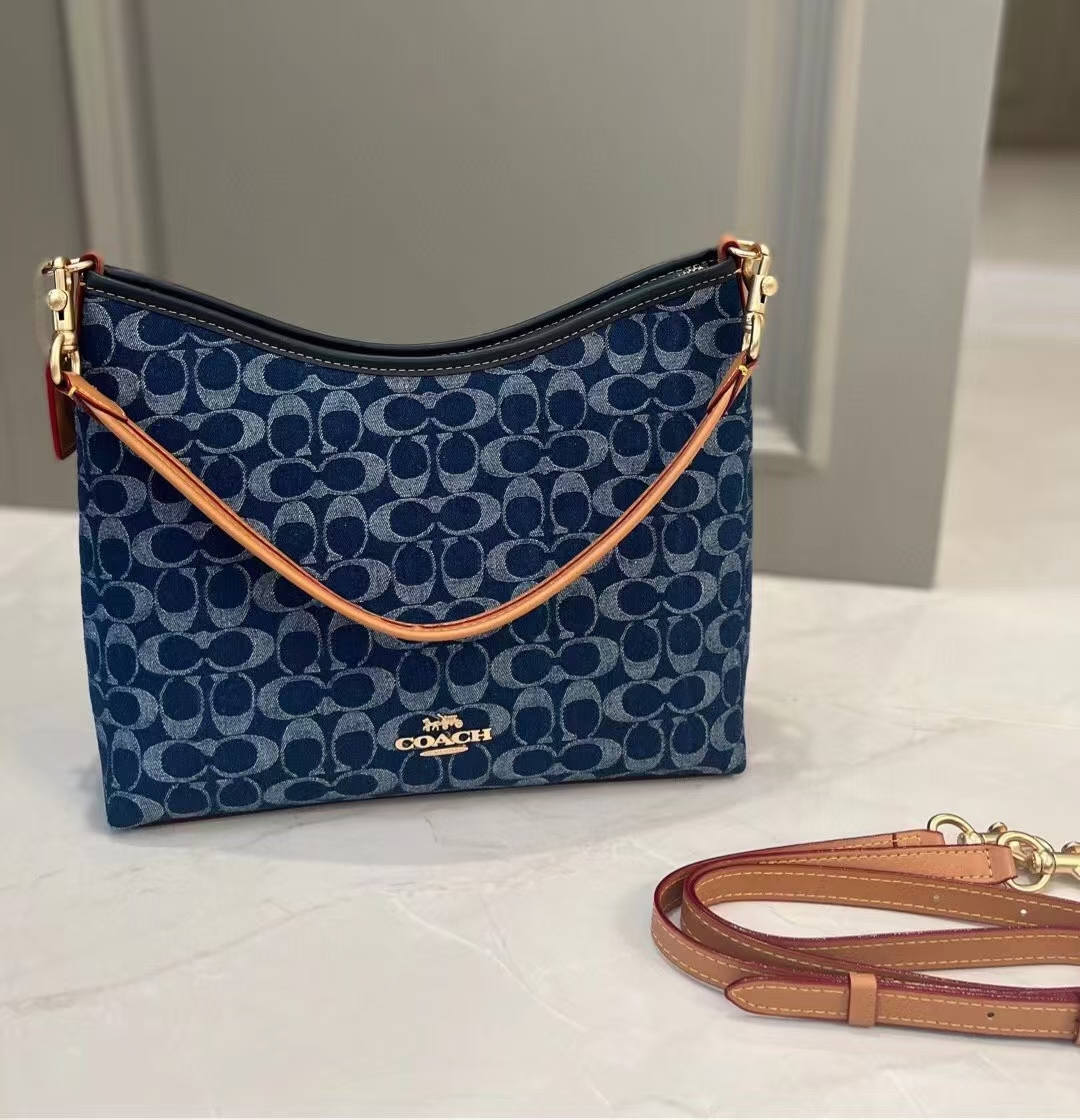 Coach December new denim hobo bag CY702 has arrived. The popular Laurel hobo bag has been upgraded with stylish denim material, versatile and textured, with a super practical capacity. Can be worn over the shoulder or crossbody, measuring 23/28cm. image 1