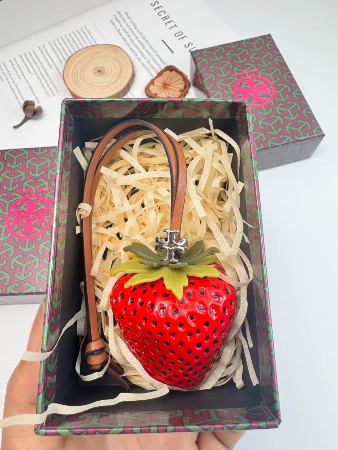 Coach TORY BURCH 太真实了这草莓 这夏天带出去谁不想吃一口啊 喜欢的快来 纯手工制作的草莓设计 logo纯银手工缝制上去 挂绳牛皮革 挂件 大红色