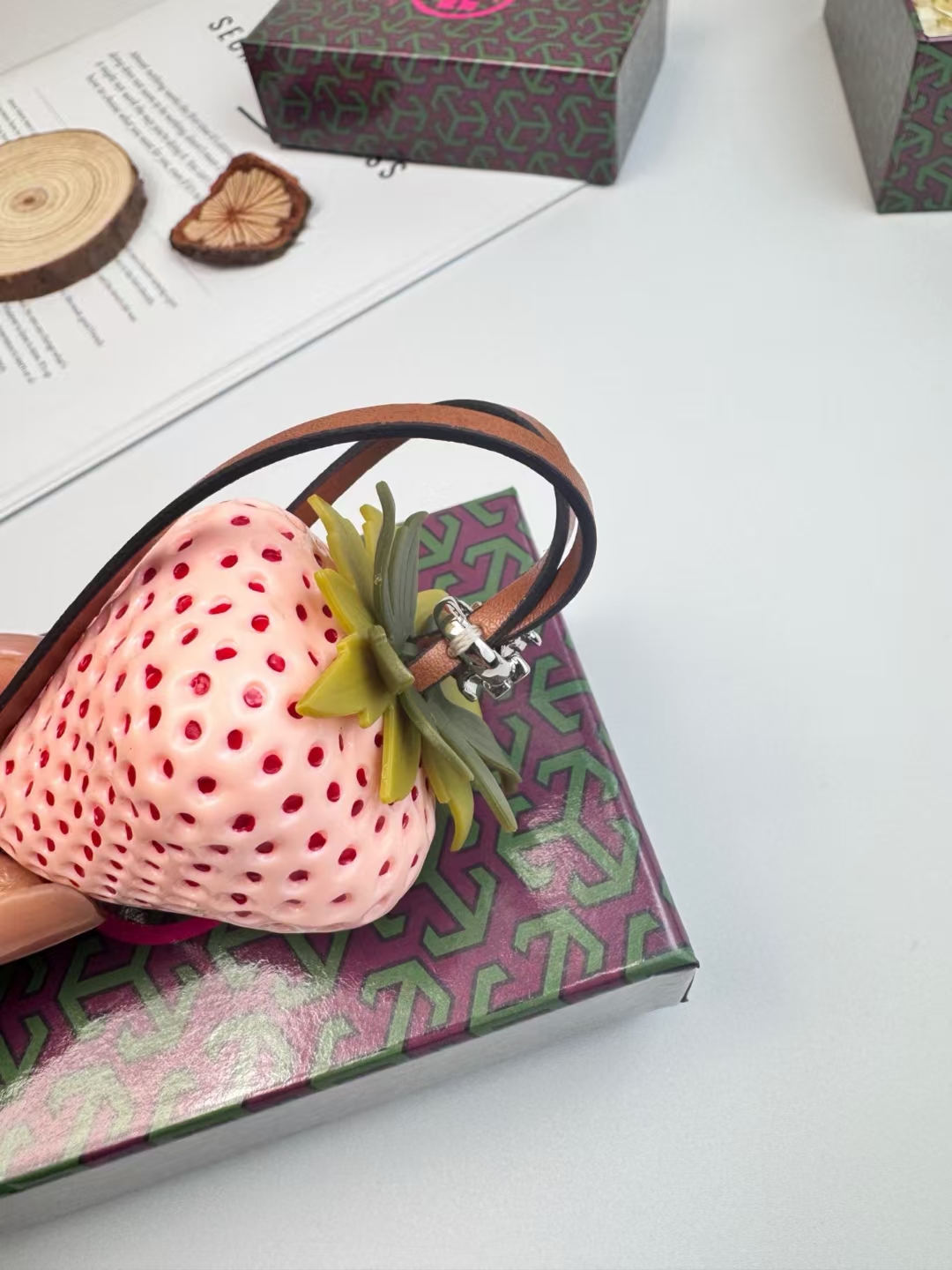Coach TORY BURCH 太真实了这草莓 这夏天带出去谁不想吃一口啊 喜欢的快来 纯手工制作的草莓设计 logo纯银手工缝制上去 挂绳牛皮革 挂件 大红色