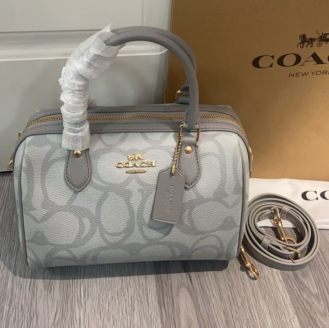 COACH 3D立体ロゴ波士顿枕头包 - 奶茶色の優雅なデザイン