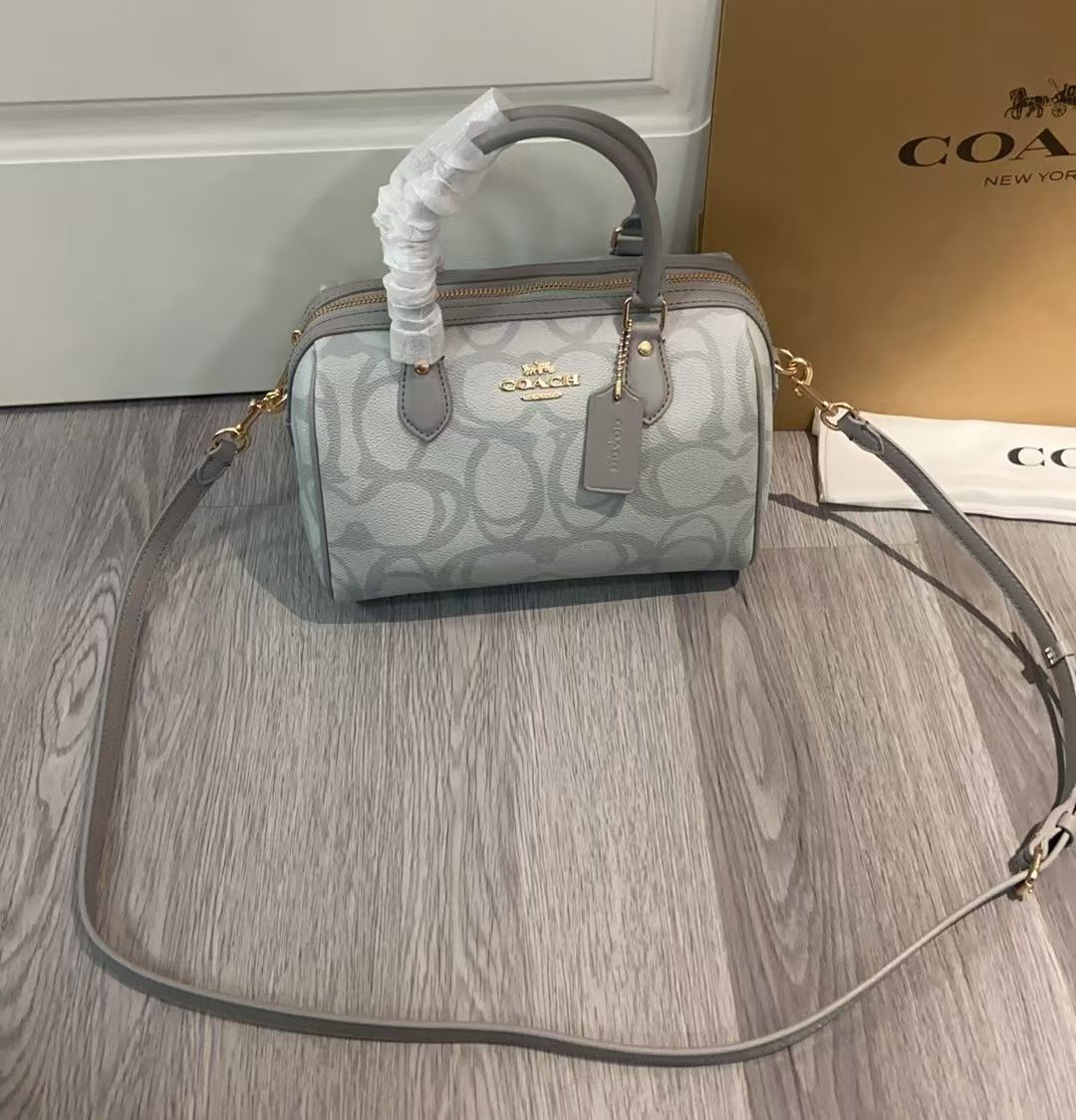 COACH 3D立体ロゴ波士顿枕头包 - 奶茶色の優雅なデザイン