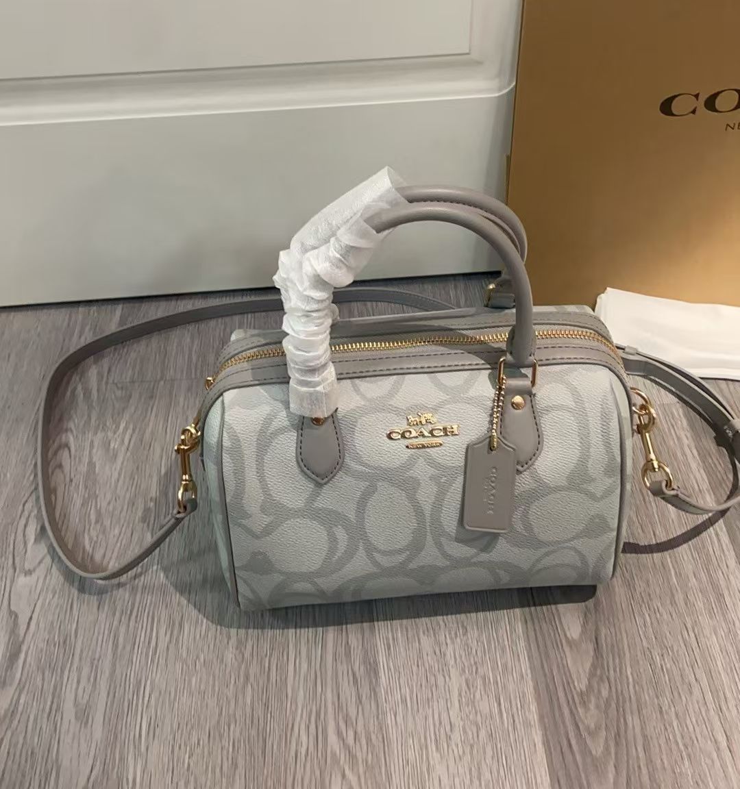 COACH 3D立体ロゴ波士顿枕头包 - 奶茶色の優雅なデザイン