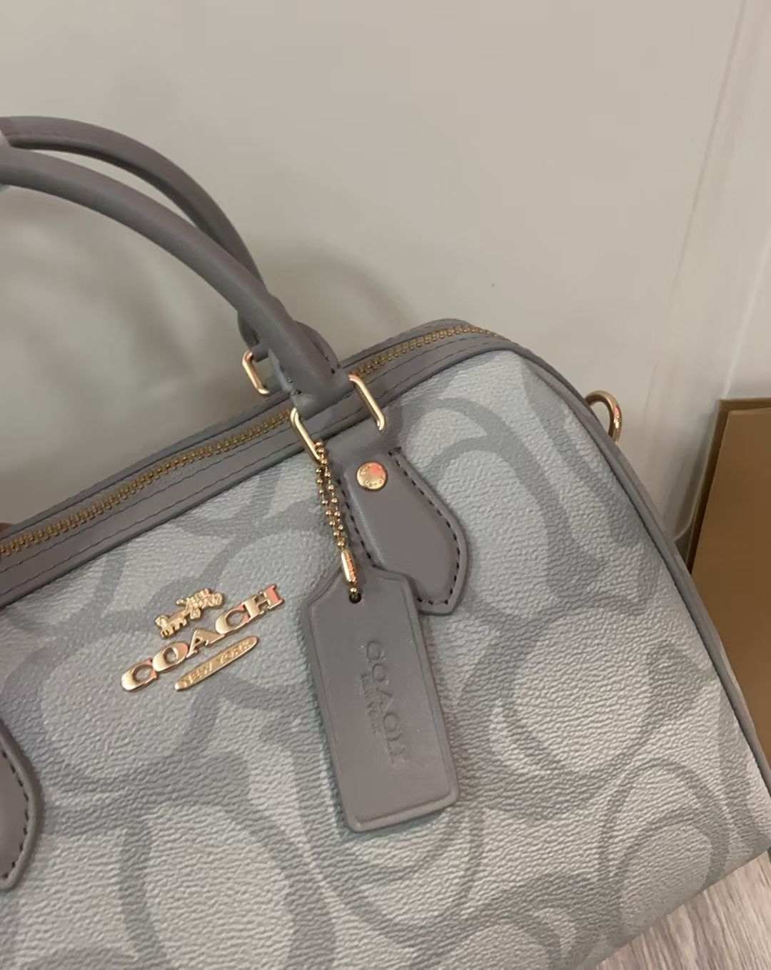 COACH 3D立体ロゴ波士顿枕头包 - 奶茶色の優雅なデザイン