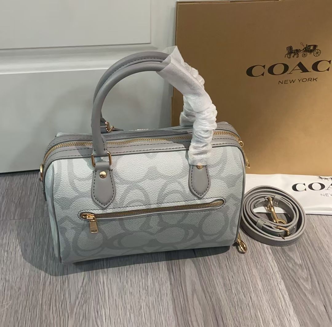 COACH 3D立体ロゴ波士顿枕头包 - 奶茶色の優雅なデザイン