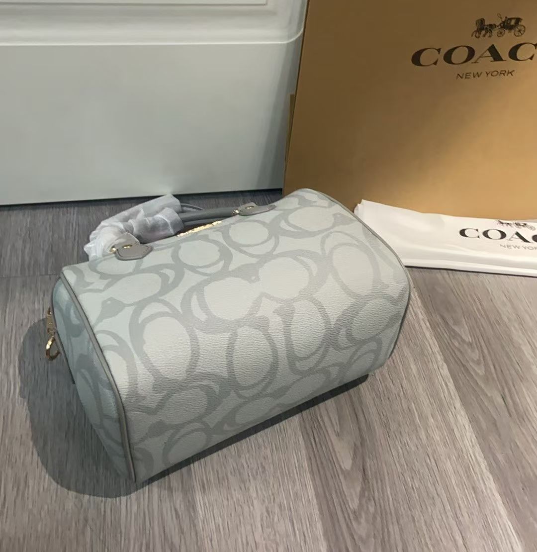 COACH 3D立体ロゴ波士顿枕头包 - 奶茶色の優雅なデザイン