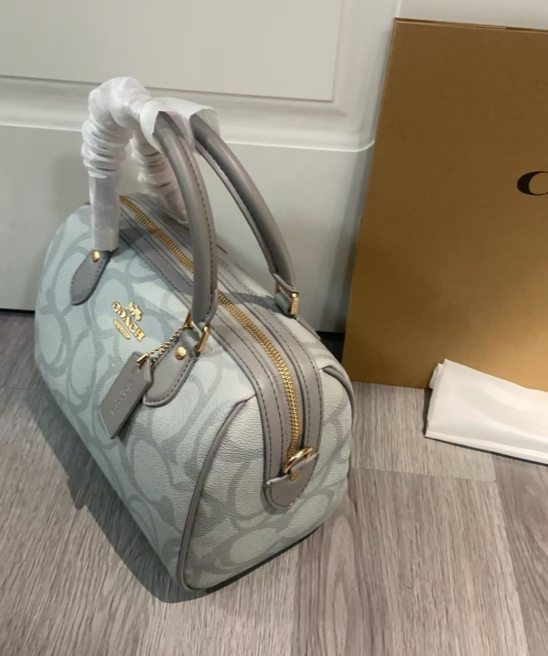 COACH 3D立体ロゴ波士顿枕头包 - 奶茶色の優雅なデザイン