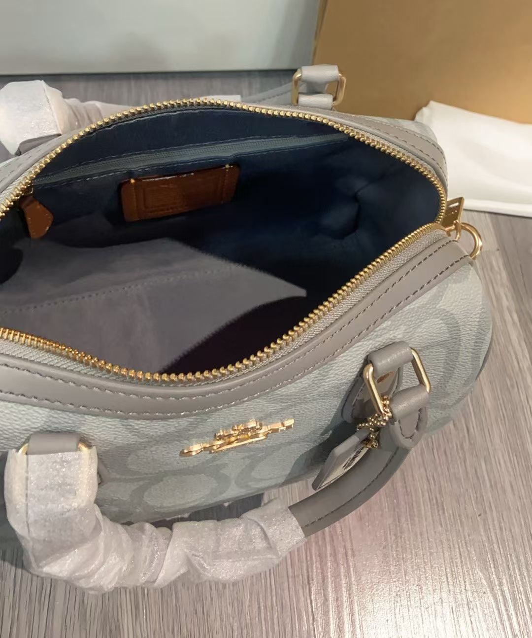 COACH 3D立体ロゴ波士顿枕头包 - 奶茶色の優雅なデザイン