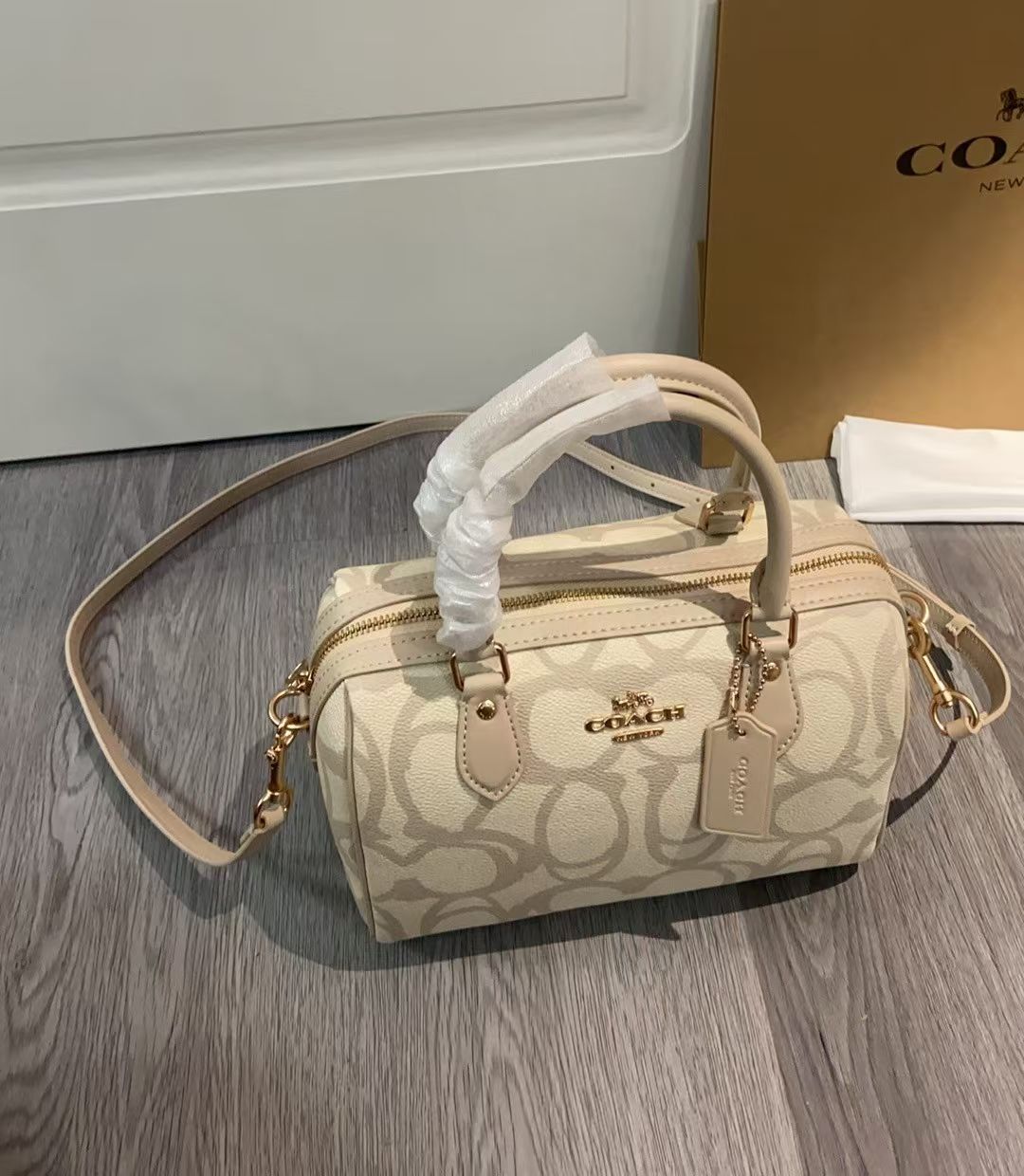 COACH 3D立体ロゴ波士顿枕头包 - 奶茶色のエレガンス