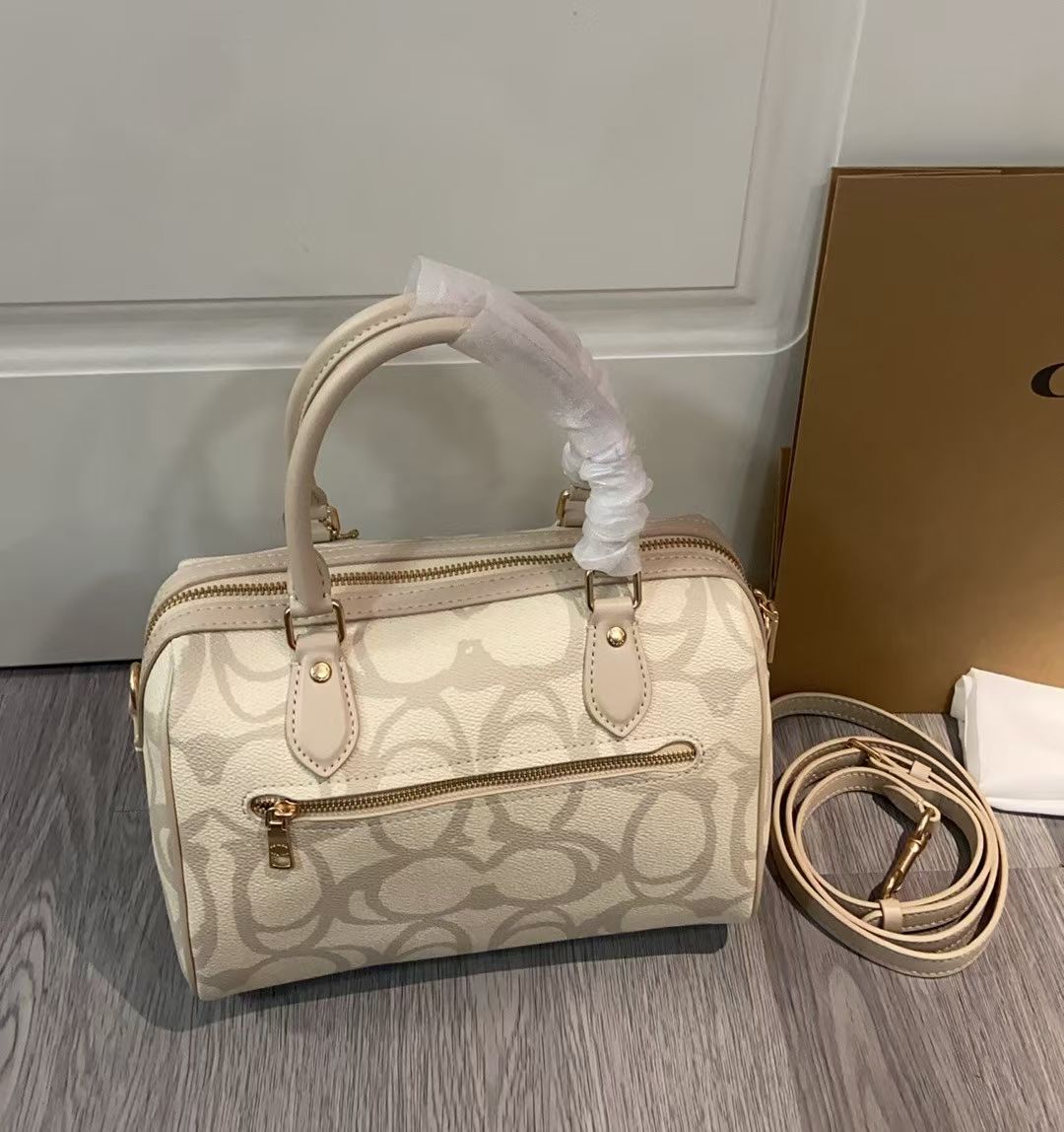 COACH 3D立体ロゴ波士顿枕头包 - 奶茶色のエレガンス