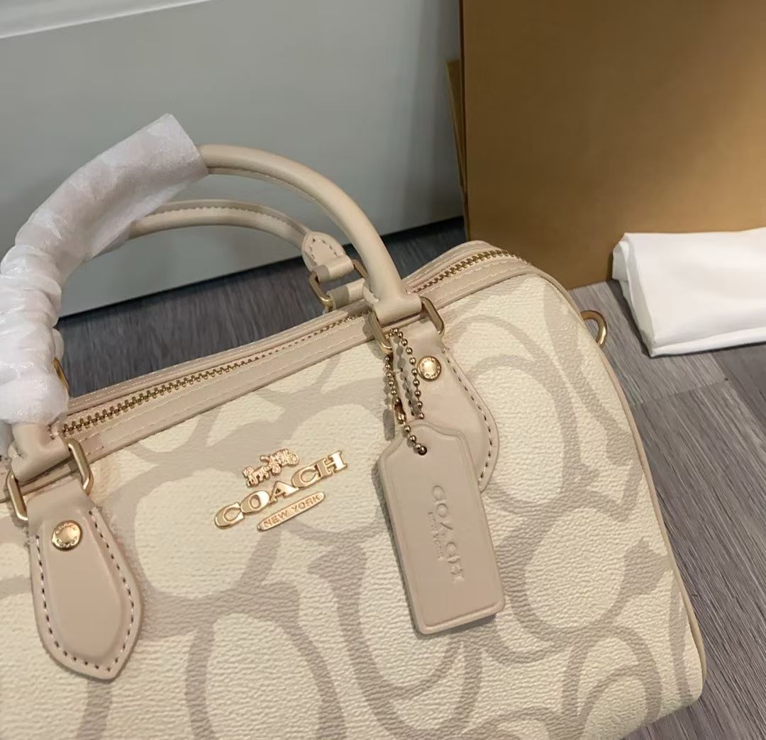 COACH 3D立体ロゴ波士顿枕头包 - 奶茶色のエレガンス