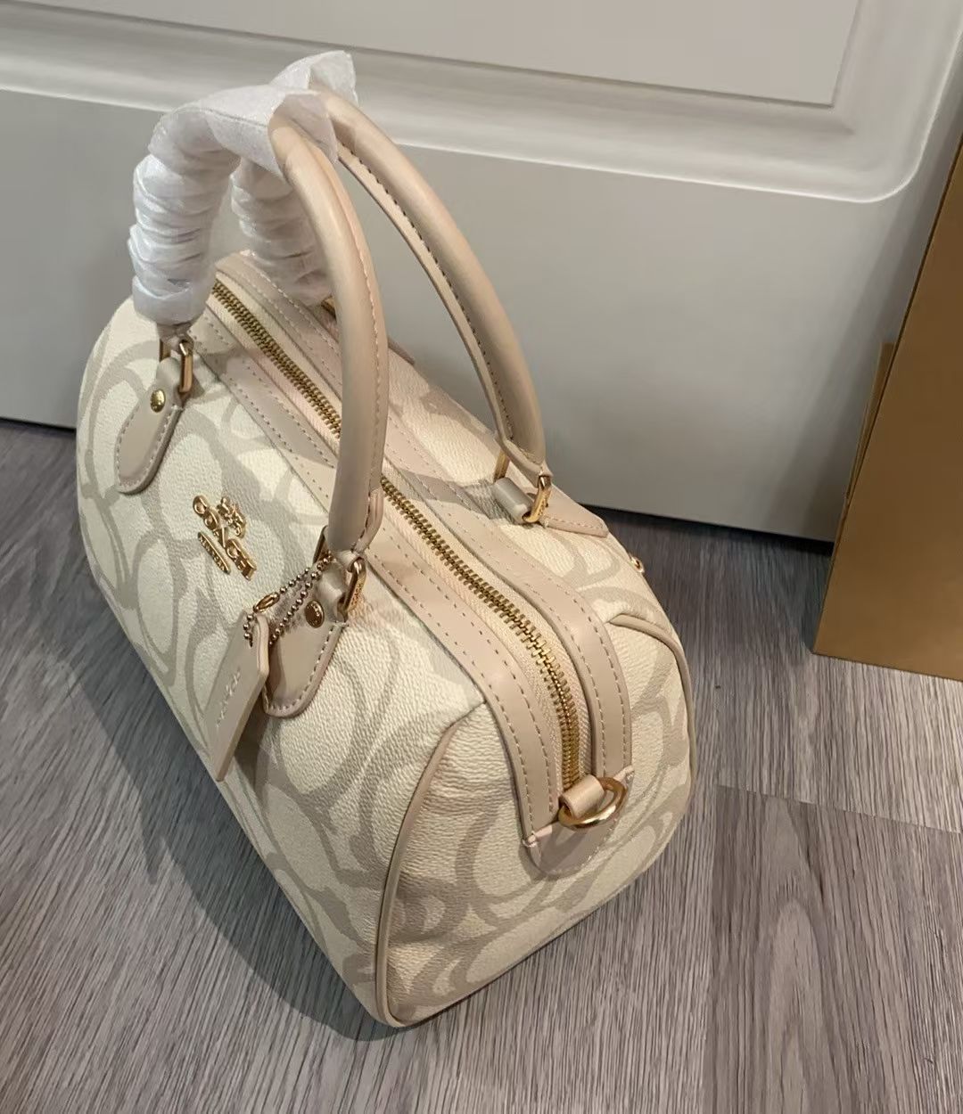 COACH 3D立体ロゴ波士顿枕头包 - 奶茶色のエレガンス