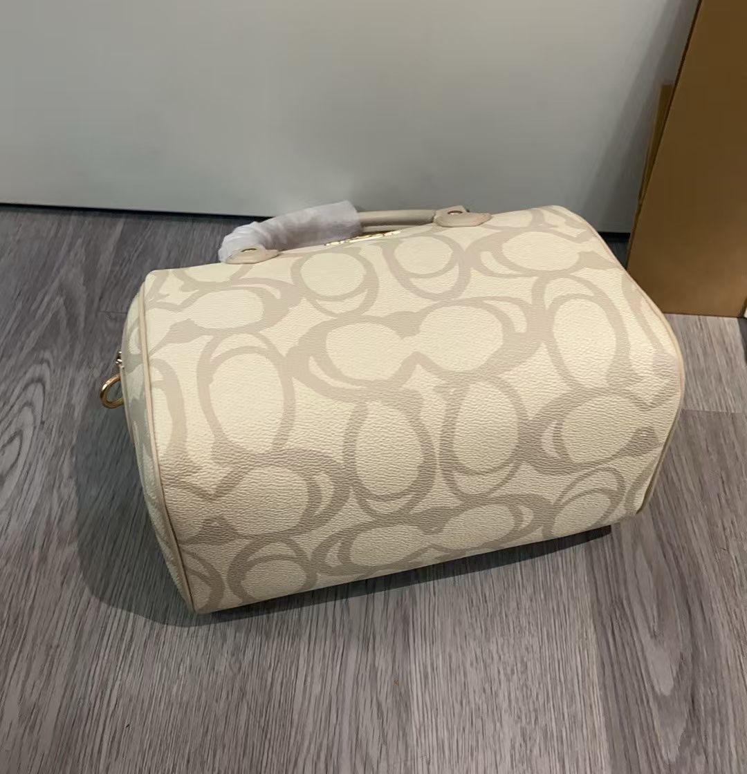 COACH 3D立体ロゴ波士顿枕头包 - 奶茶色のエレガンス