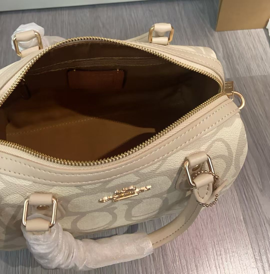 COACH 3D立体ロゴ波士顿枕头包 - 奶茶色のエレガンス