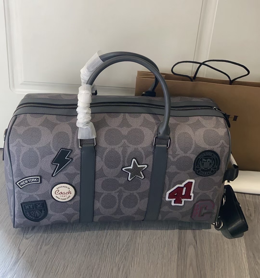 Coach Coa*h 3月新品CCG42 男生徽章款旅行手袋来了 Coa*h 款男士手袋旅行 款式 超大容量 能装 夏天漂流 冬天 滑雪多健身