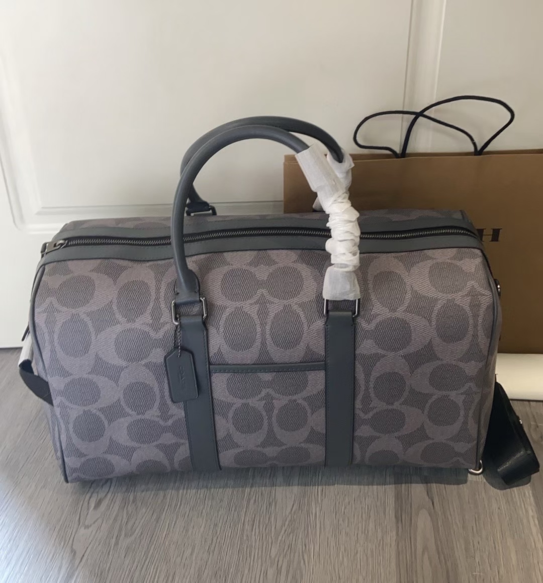 Coach Coa*h 3月新品CCG42 男生徽章款旅行手袋来了 Coa*h 款男士手袋旅行 款式 超大容量 能装 夏天漂流 冬天 滑雪多健身