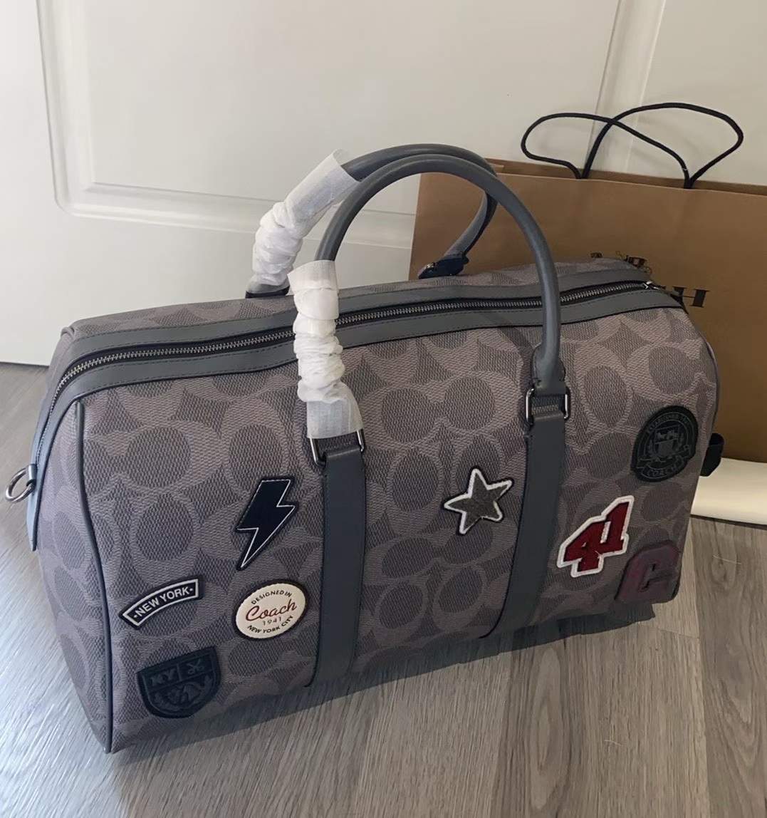 Coach Coa*h 3月新品CCG42 男生徽章款旅行手袋来了 Coa*h 款男士手袋旅行 款式 超大容量 能装 夏天漂流 冬天 滑雪多健身