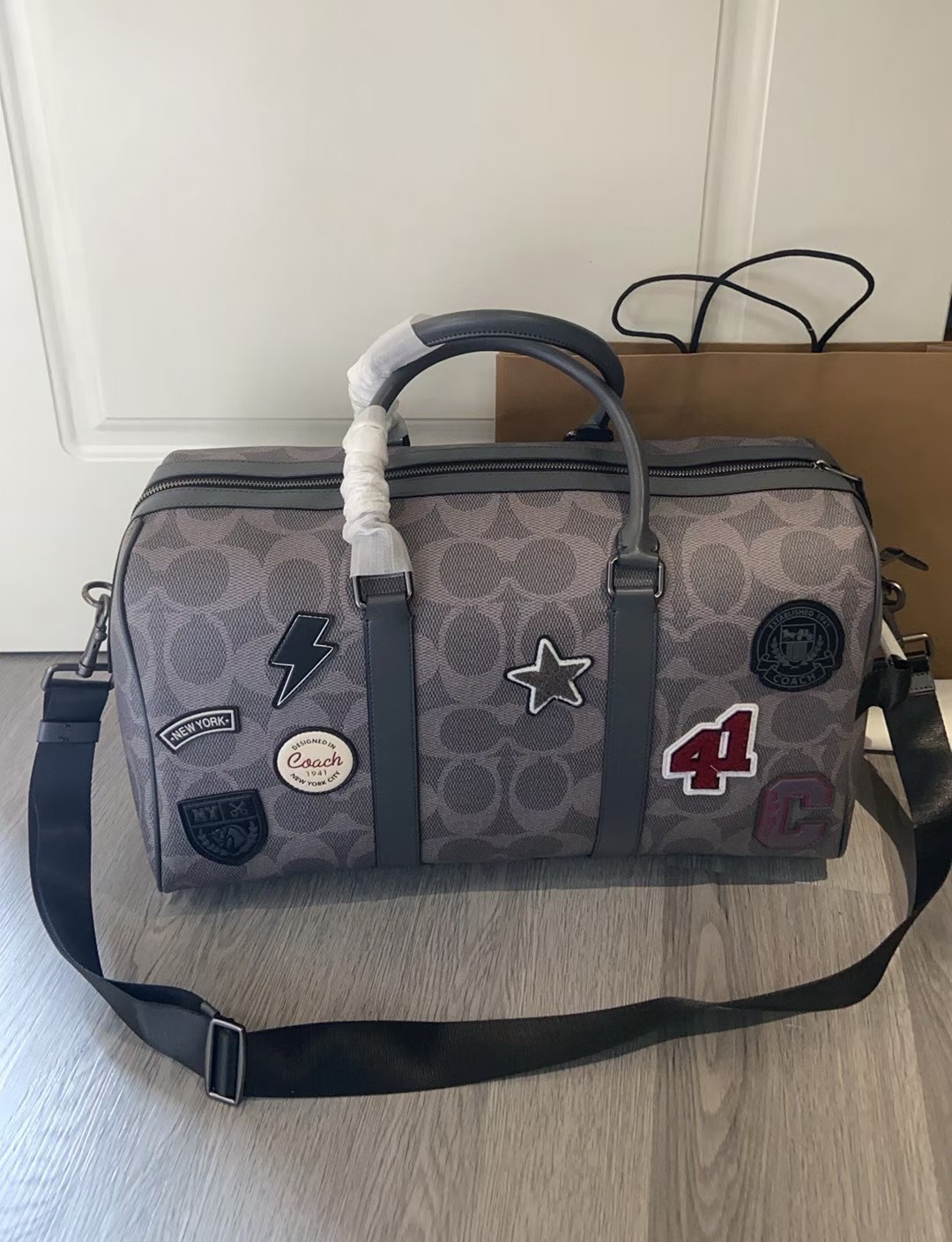 Coach Coa*h 3月新品CCG42 男生徽章款旅行手袋来了 Coa*h 款男士手袋旅行 款式 超大容量 能装 夏天漂流 冬天 滑雪多健身