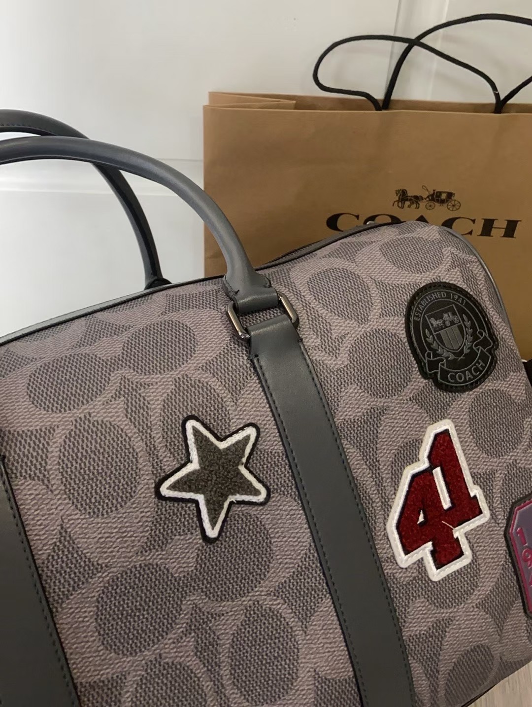 Coach Coa*h 3月新品CCG42 男生徽章款旅行手袋来了 Coa*h 款男士手袋旅行 款式 超大容量 能装 夏天漂流 冬天 滑雪多健身