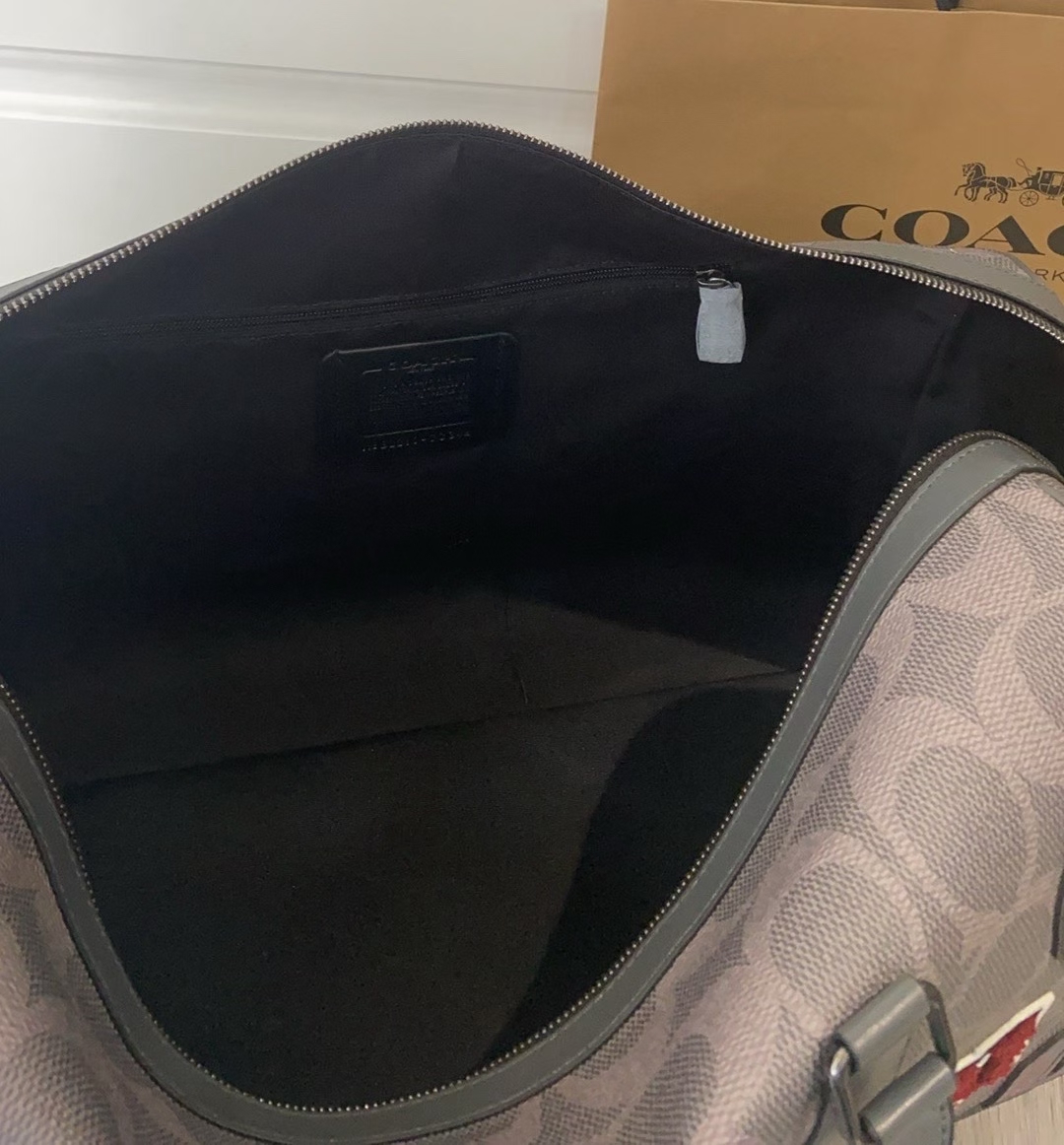 Coach Coa*h 3月新品CCG42 男生徽章款旅行手袋来了 Coa*h 款男士手袋旅行 款式 超大容量 能装 夏天漂流 冬天 滑雪多健身