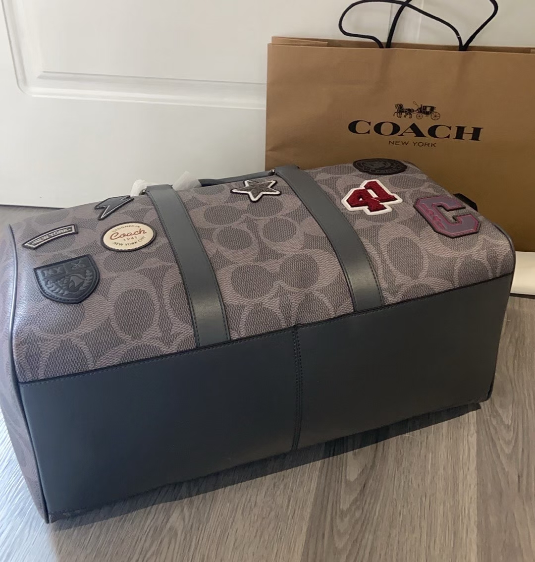 Coach Coa*h 3月新品CCG42 男生徽章款旅行手袋来了 Coa*h 款男士手袋旅行 款式 超大容量 能装 夏天漂流 冬天 滑雪多健身