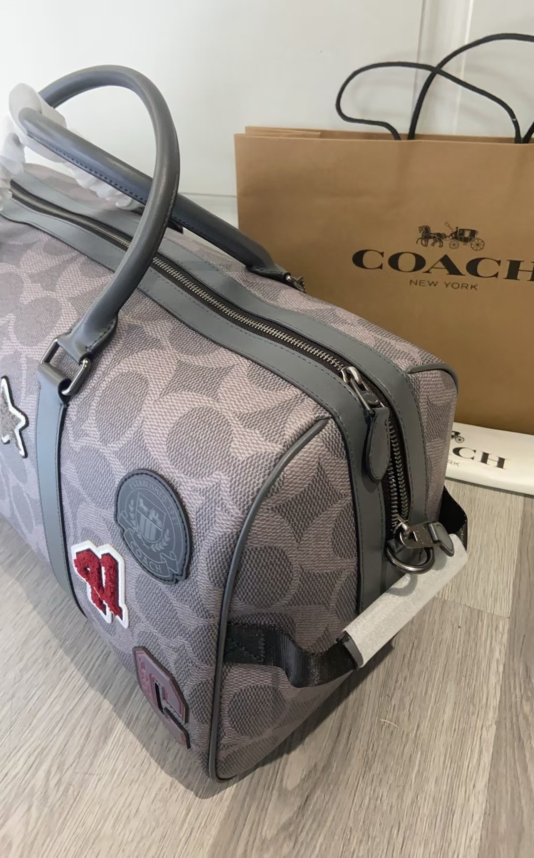 Coach Coa*h 3月新品CCG42 男生徽章款旅行手袋来了 Coa*h 款男士手袋旅行 款式 超大容量 能装 夏天漂流 冬天 滑雪多健身