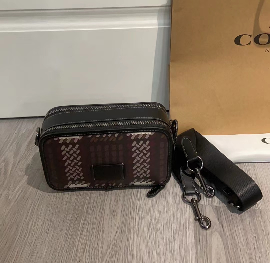 Coach Coach/蔻驰新款 Signature CN111 CM405系列斜挎包 老花+黑色皮革饰边