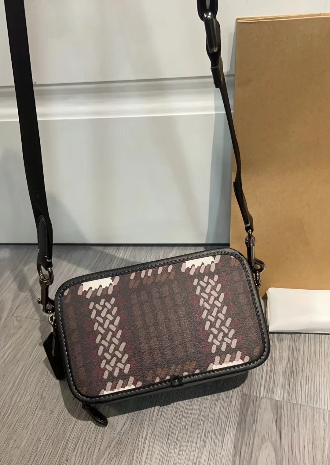 Coach Coach/蔻驰新款 Signature CN111 CM405系列斜挎包 老花+黑色皮革饰边