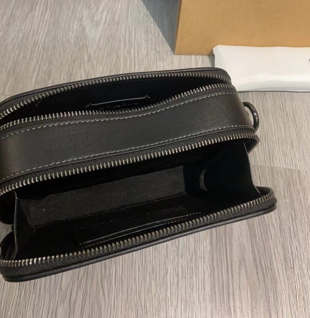 Coach Coach/蔻驰新款 Signature CN111 CM405系列斜挎包 老花+黑色皮革饰边