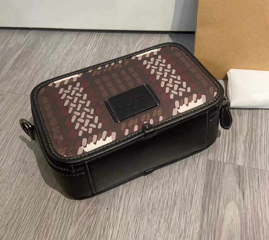 Coach Coach/蔻驰新款 Signature CN111 CM405系列斜挎包 老花+黑色皮革饰边
