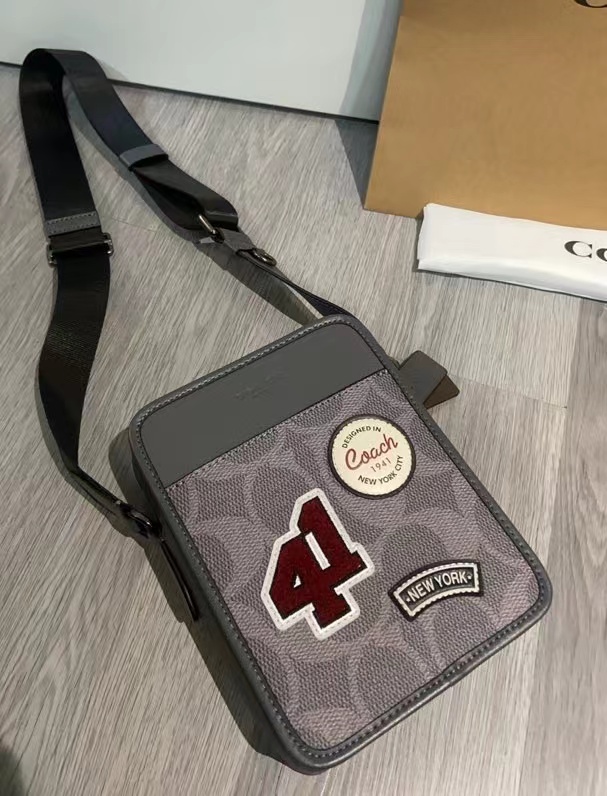 Coach 新款CCF20徽章斜挎包|中性风穿搭的点睛之选 老花搭配 感满满的徽章设计，中性风拉满，尺寸16/21/6