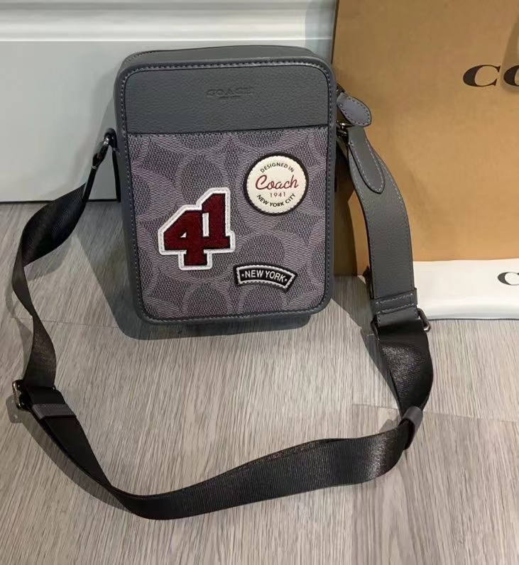 Coach 新款CCF20徽章斜挎包|中性风穿搭的点睛之选 老花搭配 感满满的徽章设计，中性风拉满，尺寸16/21/6