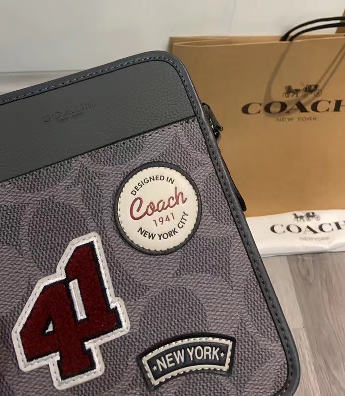 Coach 新款CCF20徽章斜挎包|中性风穿搭的点睛之选 老花搭配 感满满的徽章设计，中性风拉满，尺寸16/21/6
