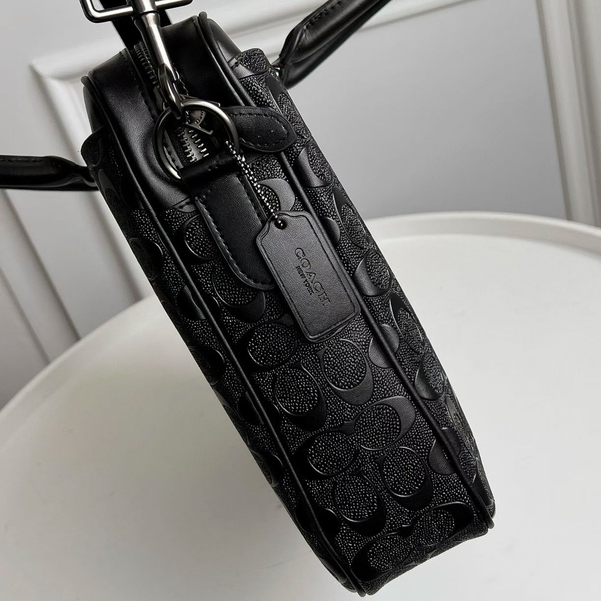 Coach F72973 新款男士公文包，浮雕C字纹。头层牛皮，手提单肩斜挎公事包
