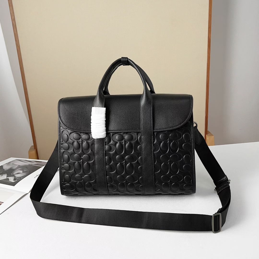 Coach 新品 C5320新款男士商务 Sullivan 公文包 整体版型轮廓方正 版型挺阔 太适合商务人士出行了 职场办公 采用小牛皮面料 耐磨不易塌 老花C 纹logo 耐磨 防水 内置容量巨大 里面有一个电脑隔层
