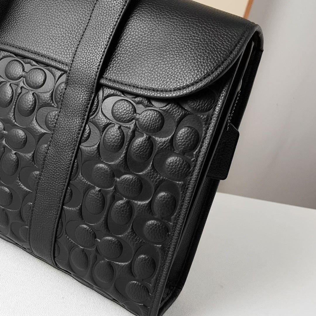 Coach 新品 C5320新款男士商务 Sullivan 公文包 整体版型轮廓方正 版型挺阔 太适合商务人士出行了 职场办公 采用小牛皮面料 耐磨不易塌 老花C 纹logo 耐磨 防水 内置容量巨大 里面有一个电脑隔层