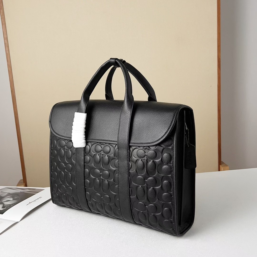 Coach 新品 C5320新款男士商务 Sullivan 公文包 整体版型轮廓方正 版型挺阔 太适合商务人士出行了 职场办公 采用小牛皮面料 耐磨不易塌 老花C 纹logo 耐磨 防水 内置容量巨大 里面有一个电脑隔层