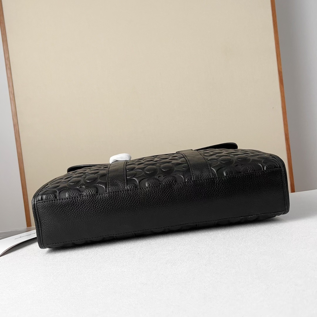 Coach 新品 C5320新款男士商务 Sullivan 公文包 整体版型轮廓方正 版型挺阔 太适合商务人士出行了 职场办公 采用小牛皮面料 耐磨不易塌 老花C 纹logo 耐磨 防水 内置容量巨大 里面有一个电脑隔层