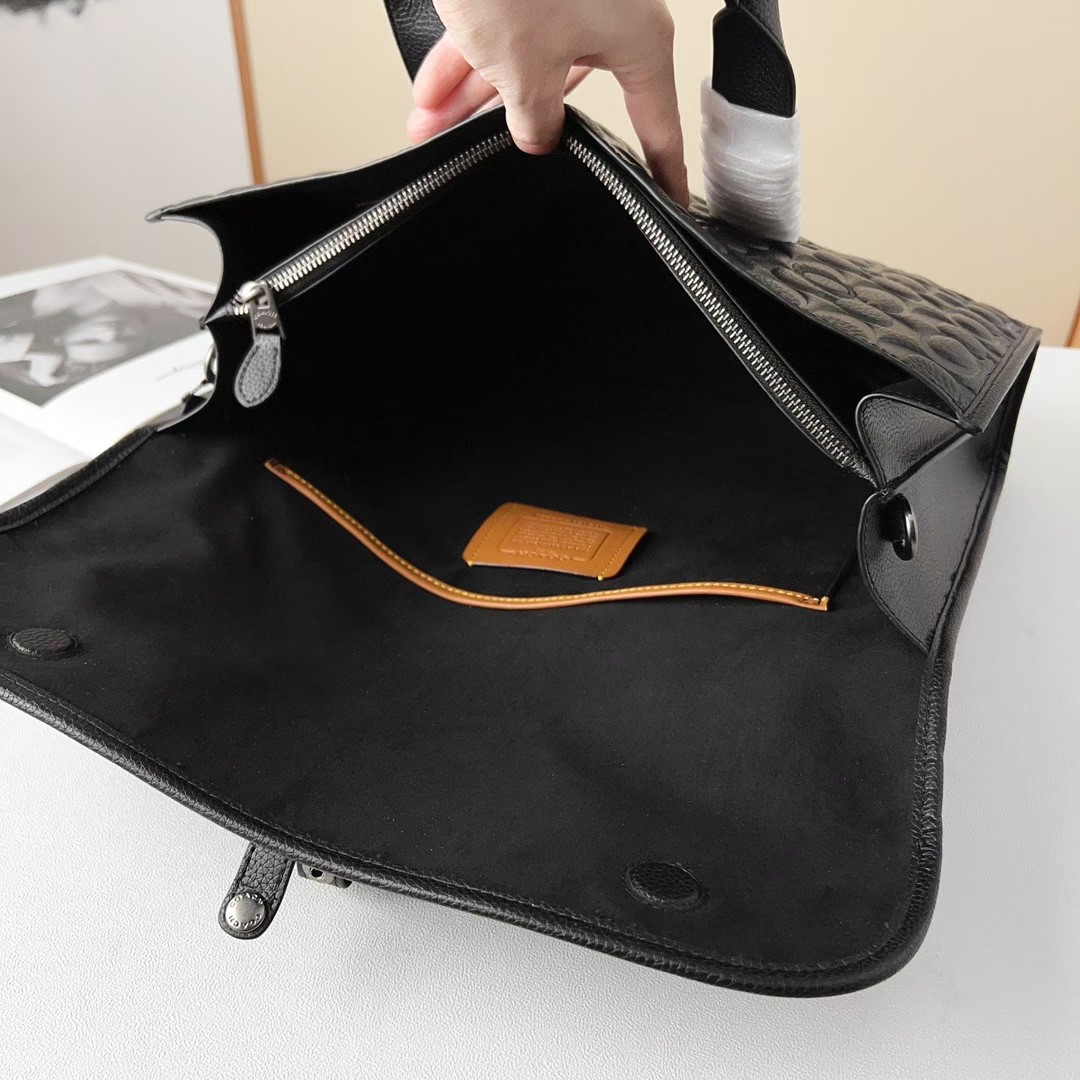 Coach 新品 C5320新款男士商务 Sullivan 公文包 整体版型轮廓方正 版型挺阔 太适合商务人士出行了 职场办公 采用小牛皮面料 耐磨不易塌 老花C 纹logo 耐磨 防水 内置容量巨大 里面有一个电脑隔层