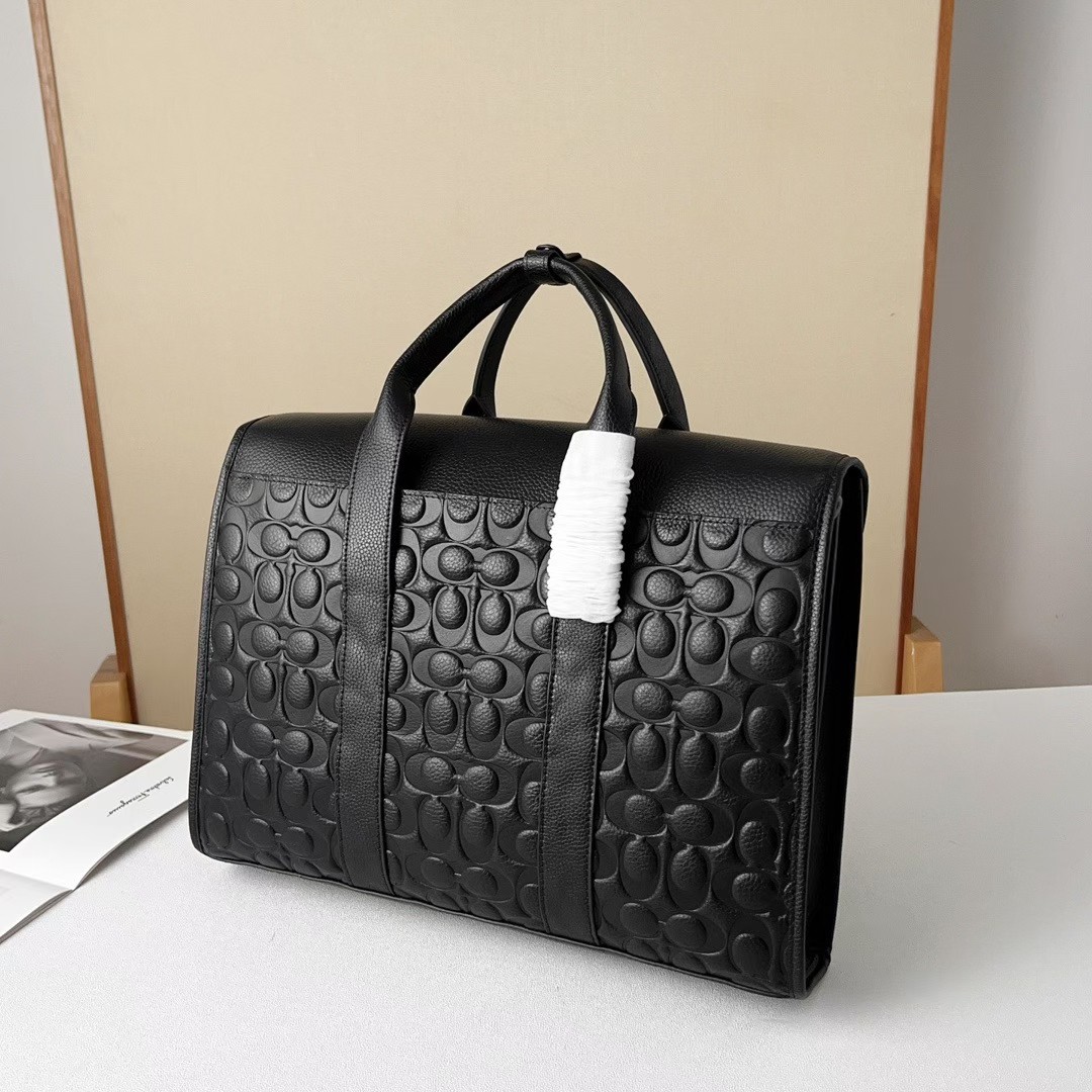 Coach 新品 C5320新款男士商务 Sullivan 公文包 整体版型轮廓方正 版型挺阔 太适合商务人士出行了 职场办公 采用小牛皮面料 耐磨不易塌 老花C 纹logo 耐磨 防水 内置容量巨大 里面有一个电脑隔层