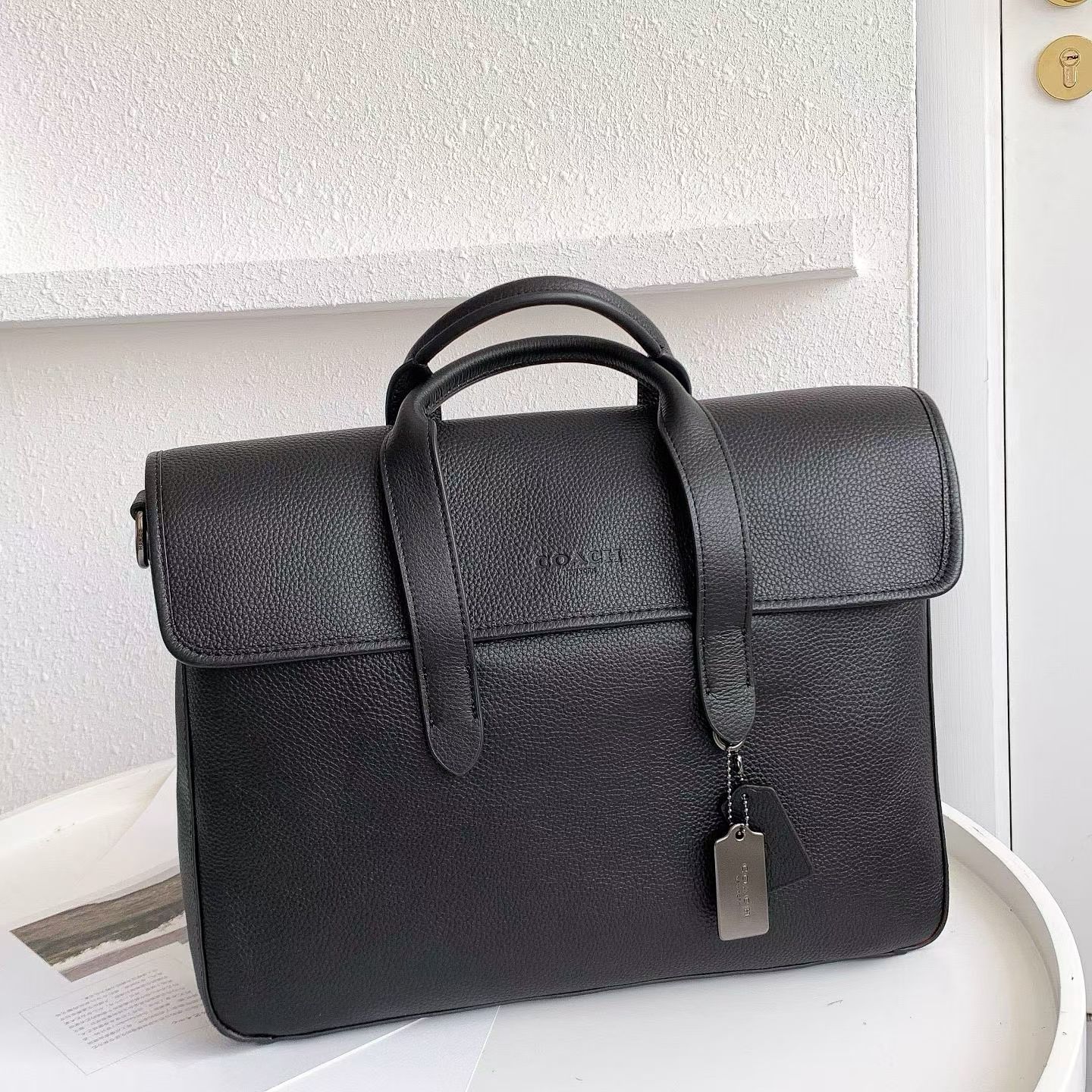 Coach C98752022新款男士全皮公文包 翻盖手提单肩斜挎休闲款 头层牛皮 内置安全拉链袋
