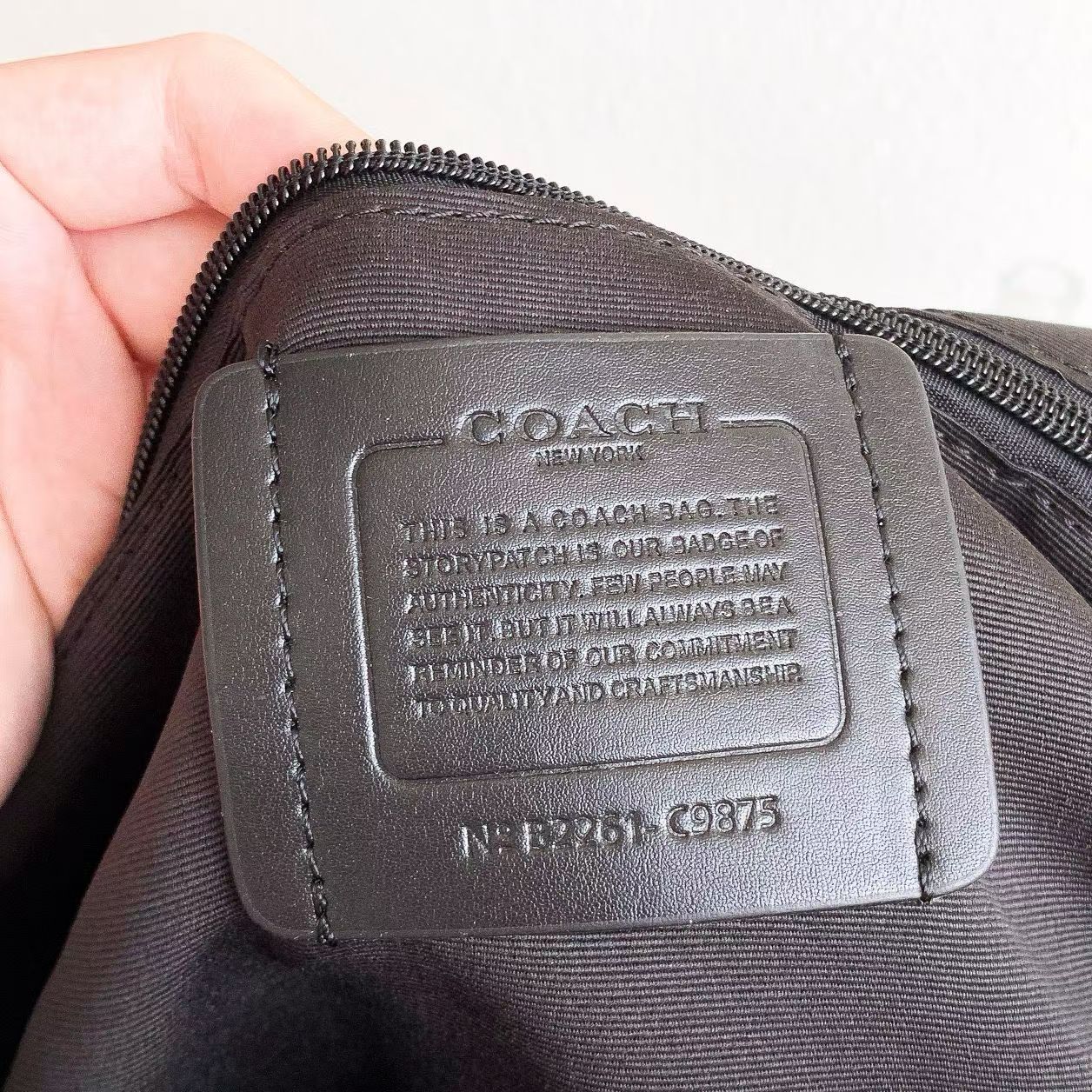 Coach C98752022新款男士全皮公文包 翻盖手提单肩斜挎休闲款 头层牛皮 内置安全拉链袋